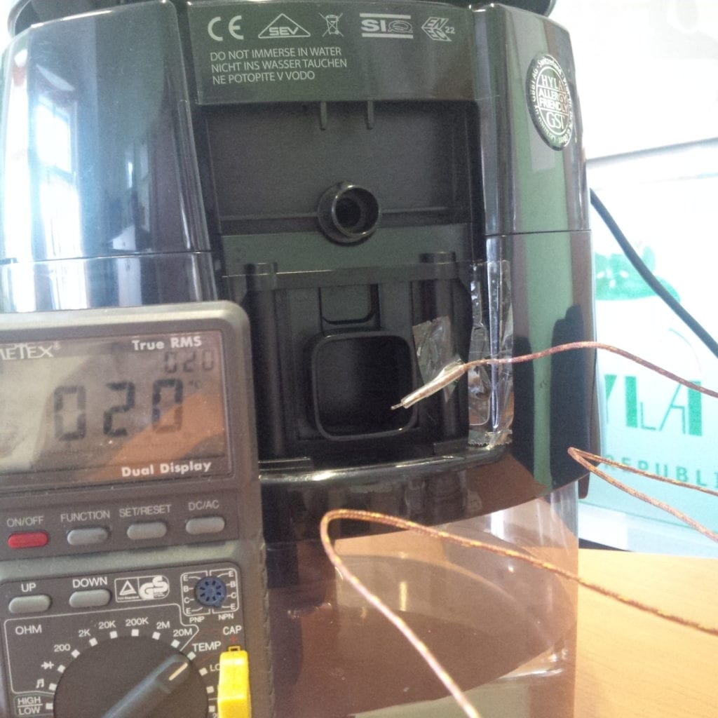 měření teploty vzduchu při přidání ledu do nádoby vodního vysavače