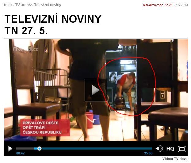 Odstraňování škod po záplavě v divadle ABC vysavačem Hyla