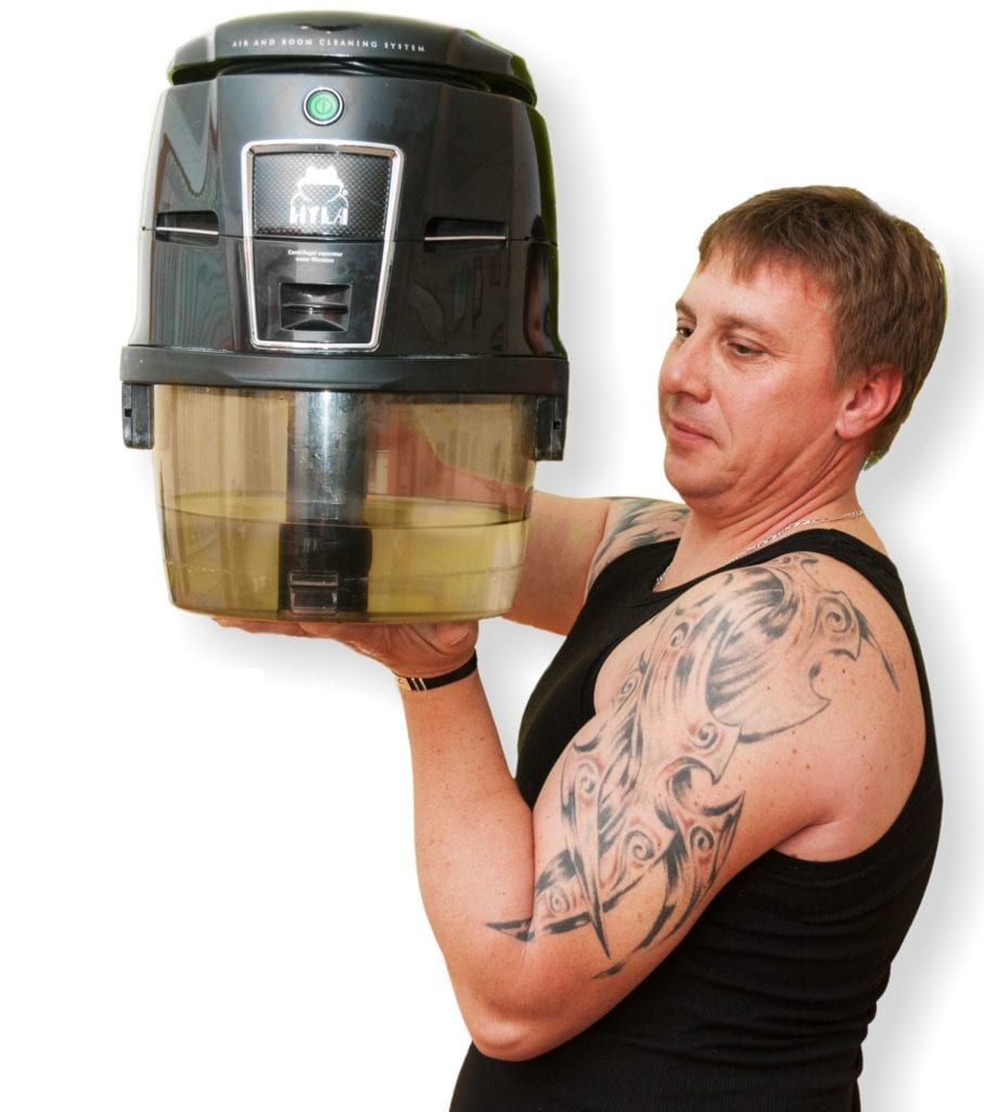 Muž drží vysavač hyla
