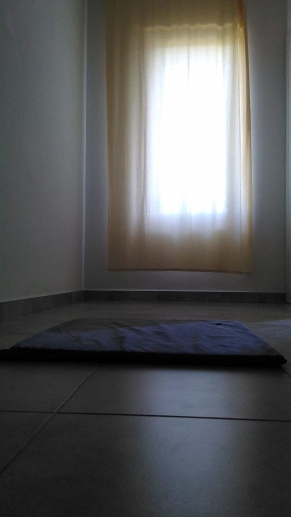 Pokojí v Dhama Pallava. Jednoduchý, nic vás při meditaci neruší