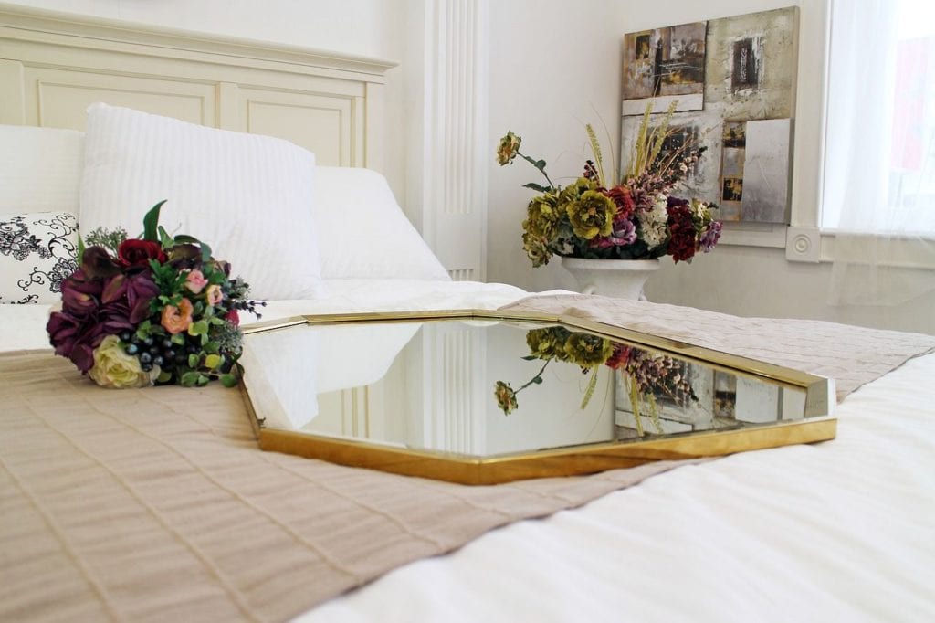 Zrcadlo na posteli feng shui