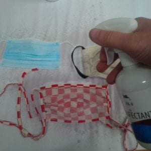Roušku roztáhnete na čistém podkladu - dezinfekce roušky
