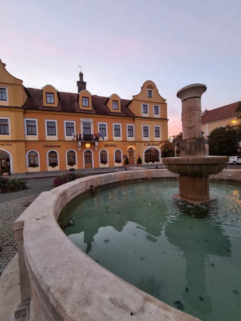 Náměstí v Chodové Plané s výhledem na hotel U sládka