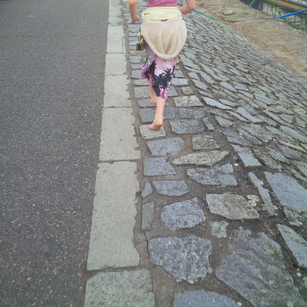 běh na boso po kamenech navigace