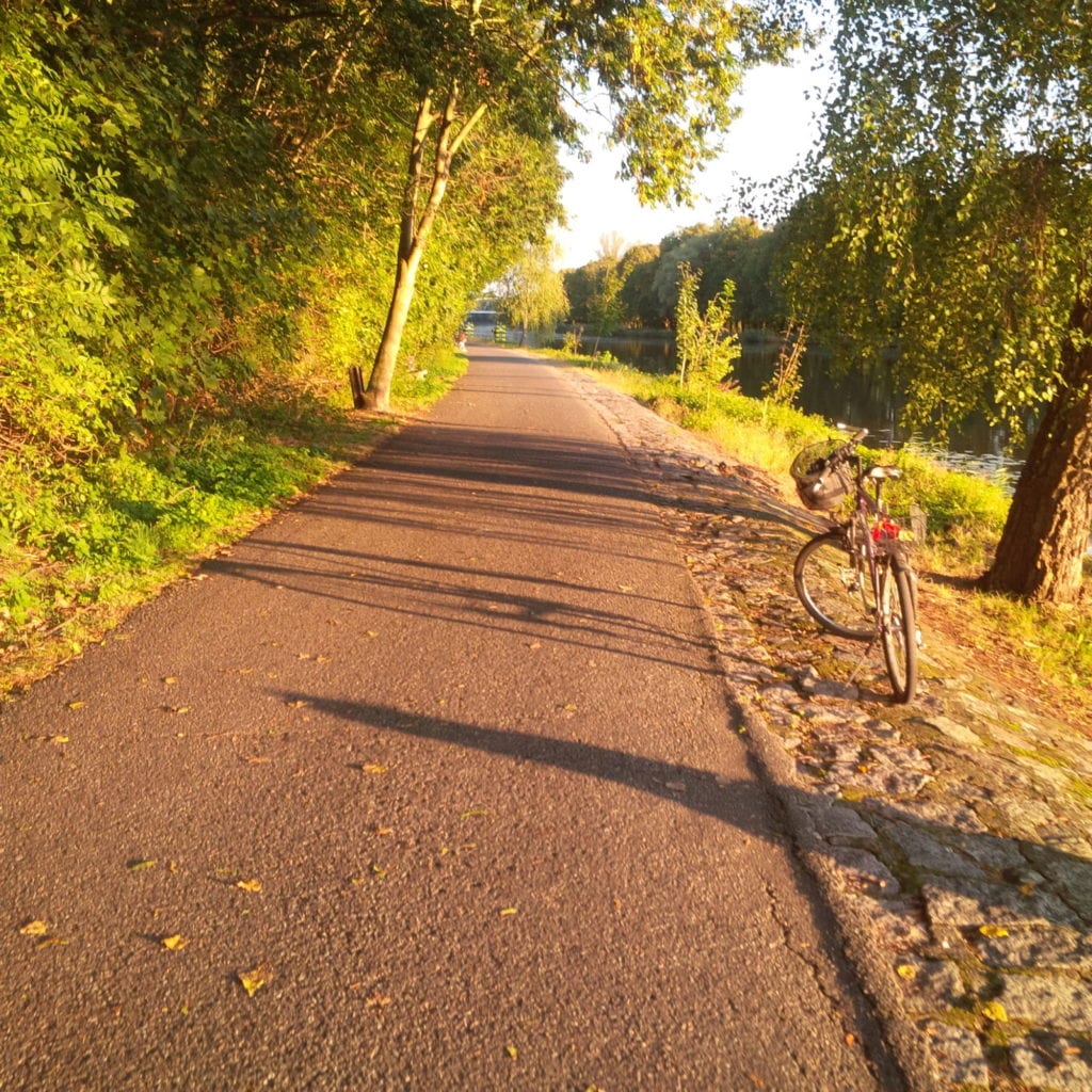 Asfaltová rovná stezka na břehu Labe