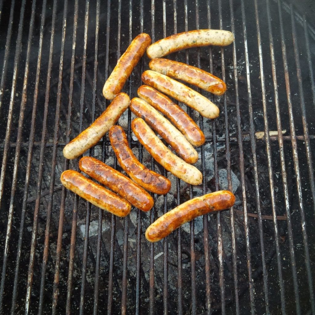 Dobře upečené klobásky na grilu