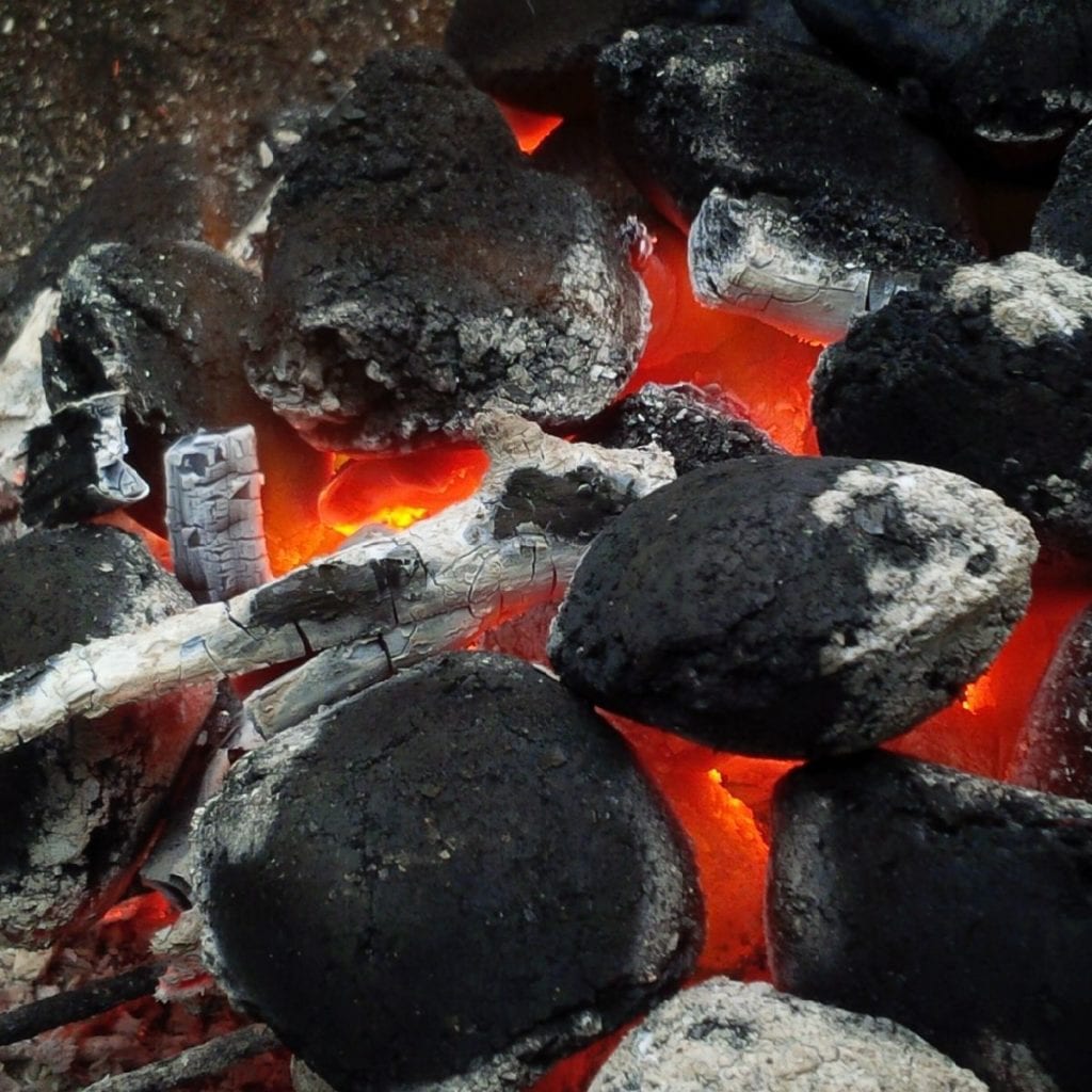 Správně rozžhavené uhlíky v grilu