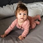 Dítě na počůrané matraci odstraňovač zápachu moči PurodoraLab