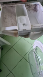 Pračka zásobník na prací prostředky s jejich zbytky